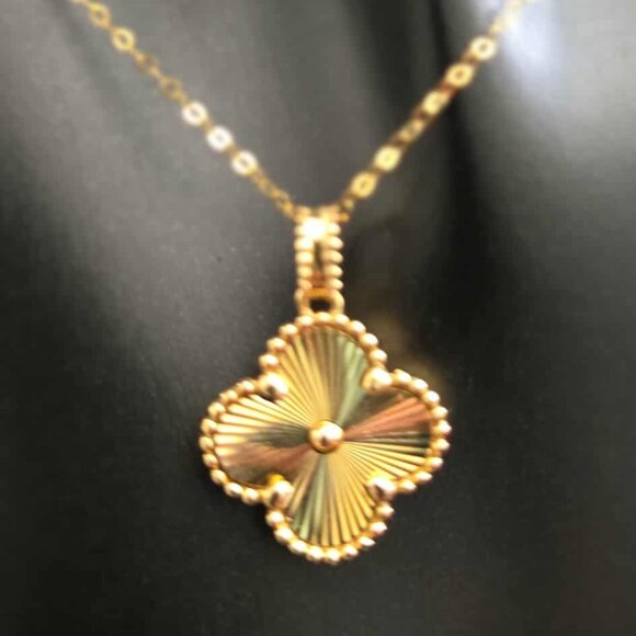 Gold clover design pendant - Picture 3 of 13